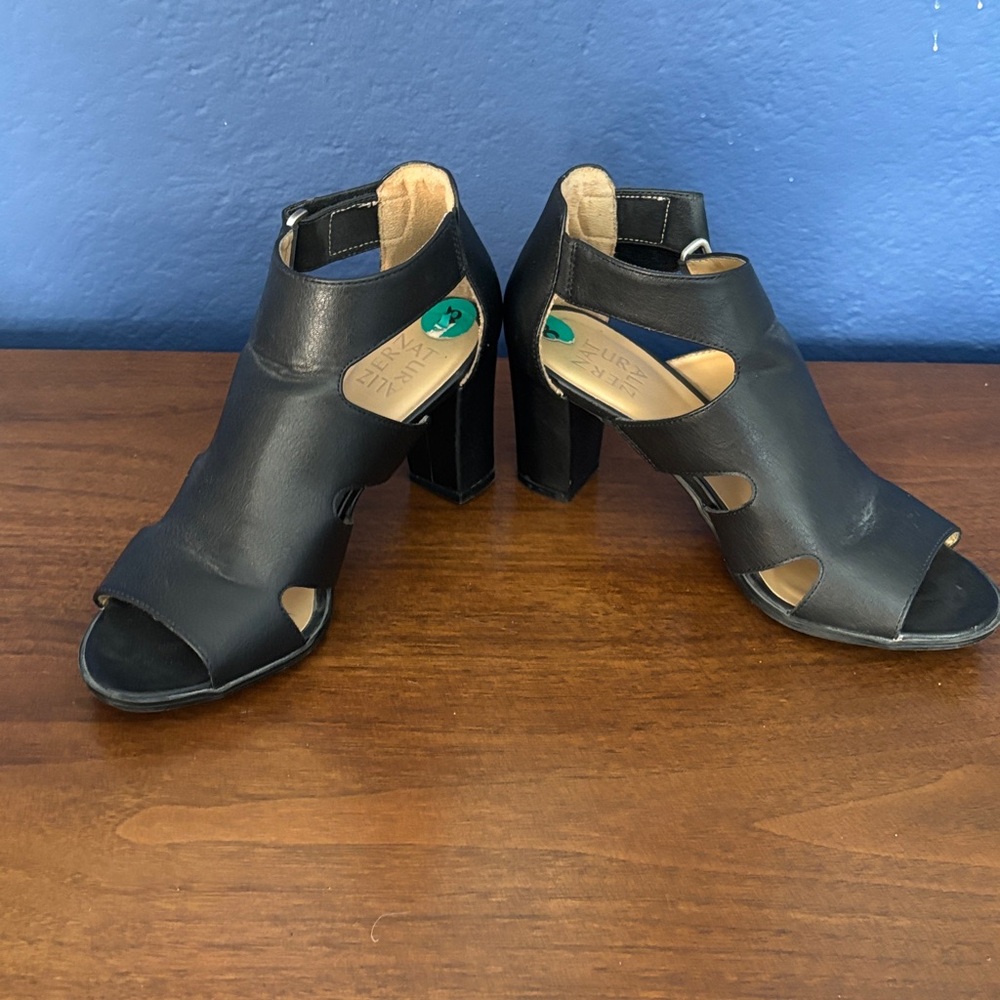 Naturalizer Stylish Black Women's Open-Toe Sandals size 8
